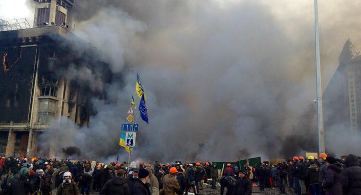 Утро на Майдане 19 февраля: дым, сажа и уставшие бойцы
