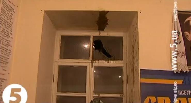 В Полтаве неизвестные забросали коктейлями Молотова офис ВО Свобода