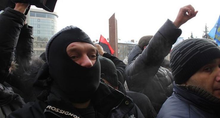 В Борисполе неизвестные напали на автобус с сотрудниками налоговой милиции