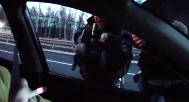 В Сети появилось видео, на котором гаишник угрожает водителю автоматом