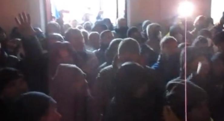 В Житомире протестующие захватили здание ОГА