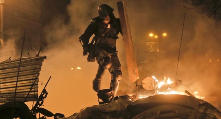 В Киеве штурмуют Деснянскую администрацию, в ход идут биты и коктейли Молотова