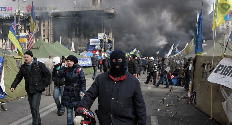 Митингующие приступили к захвату гостиницы Украина