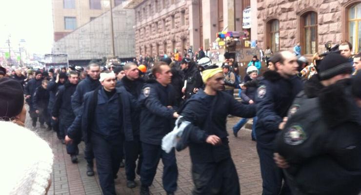 Массового перехода правоохранителей на сторону демонстрантов нет – МВД