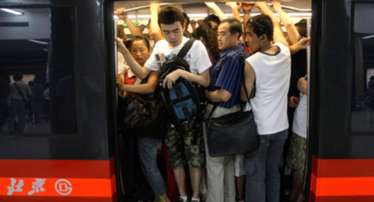 В метро Пекина будут штрафовать за еду и питье