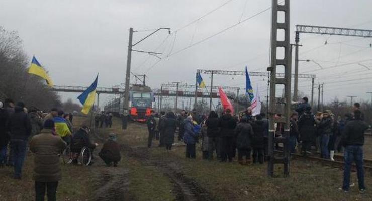 В Днепропетровской области активисты заблокировали поезд с военнослужащими, отправлявшимися в Киев