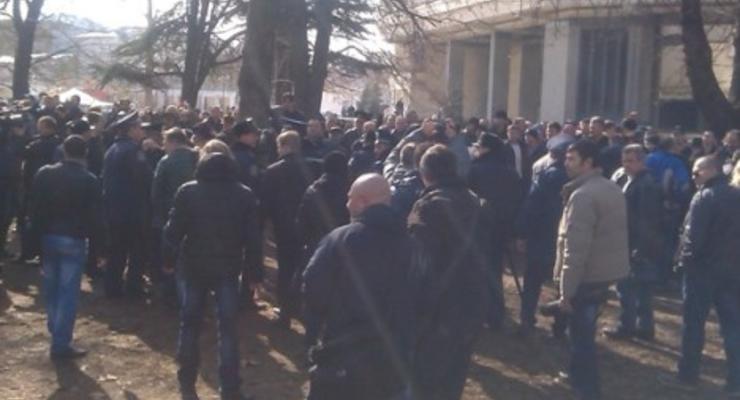 Возле здания ВР Крыма произошла массовая драка – СМИ