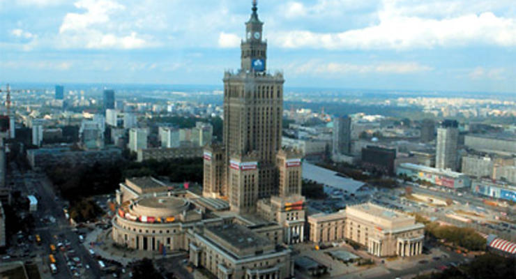 Варшава будет ежедневно освещать самый высокий дом в Польше цветами украинского флага
