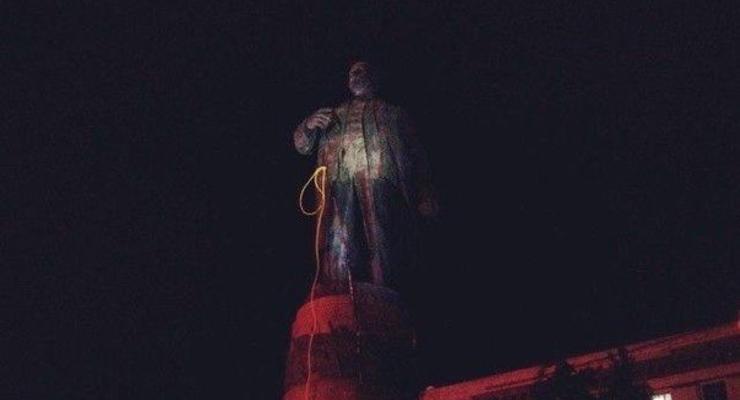 В Днепропетровске шесть часов пытаются свалить памятник Ленину: есть раненые