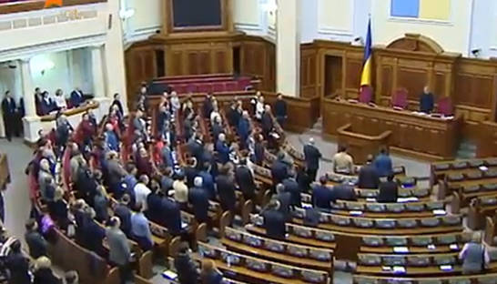 Рада приняла постановление, которое вместо закона ввело в действие Конституцию 2004 года