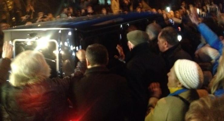 Тимошенко покинула здание харьковской больницы и едет на Майдан