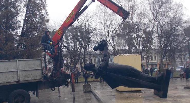 На Львовщине  демонтировали памятник советскому солдату