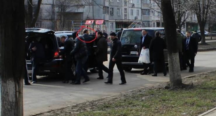 В интернет попали фото, как Добкин убегает после съезда в Харькове