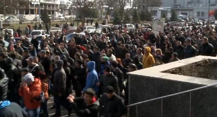 В Керчи толпа  разогнала и избила сторонников Евромайдана