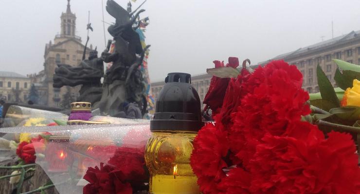 Люди несут цветы на Майдан в знак памяти о погибших активистах