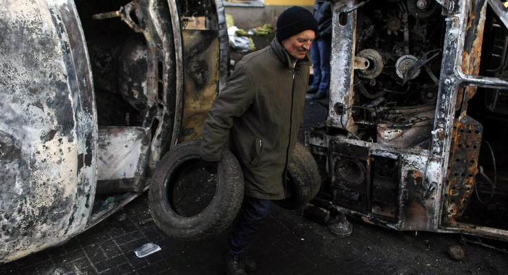 Коммунальщики в понедельник начнут разбор баррикад в Киеве - Макеенко