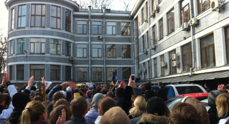 В Киеве студенты медуниверситета устроили "переворот"