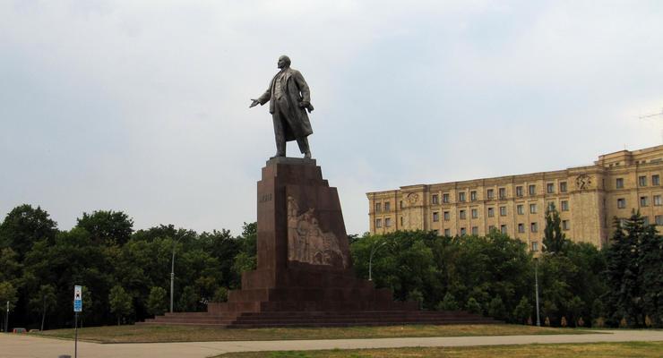 В Харькове коммунисты круглосуточно охраняют памятник Ленину