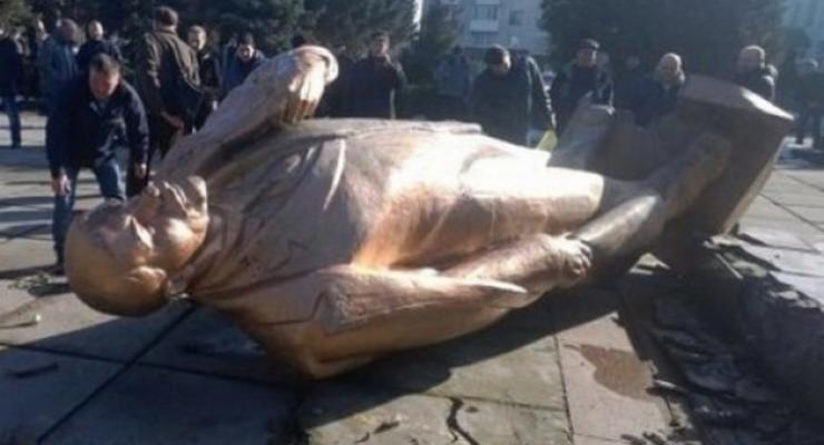 В Полтавской области снесли пять памятников Ленину, еще три повреждены