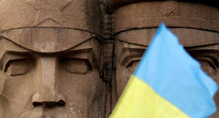 Как киевляне пытались уничтожить памятник чекистам. Фото- и видеорепортажи