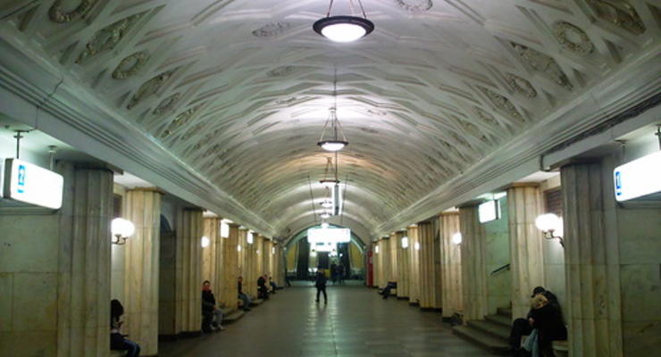 В Киеве на станции метро Театральная сняли лозунги советских времен