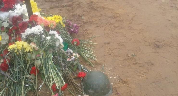 Могилу погибшего на Майдане разрушили вандалы