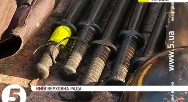Активисты Автомайдана передали амуницию внутренних войск бойцам Правого сектора