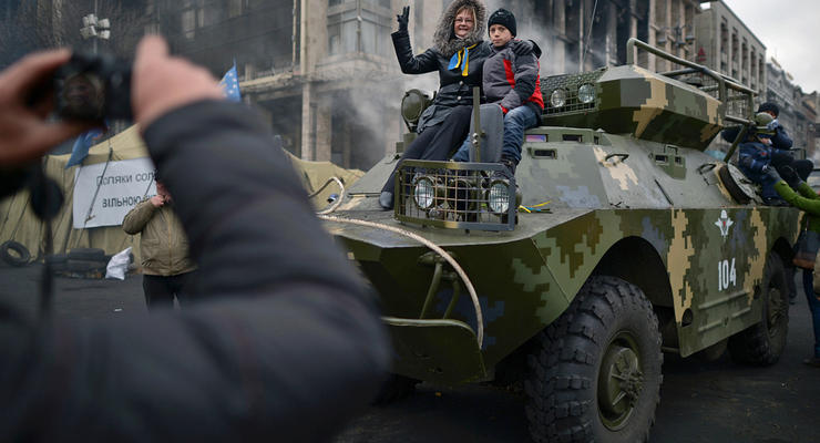 День в фото: броневики на Майдане и Рада без звезды