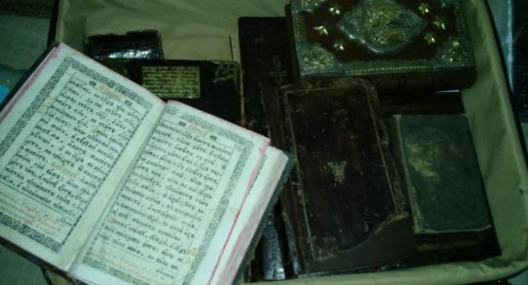 В Межигорье Януковича нашли коллекцию древних книг