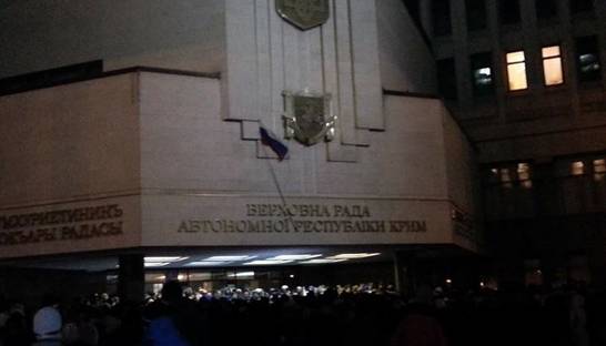 Митингующие установили флаг России на здании крымского парламента