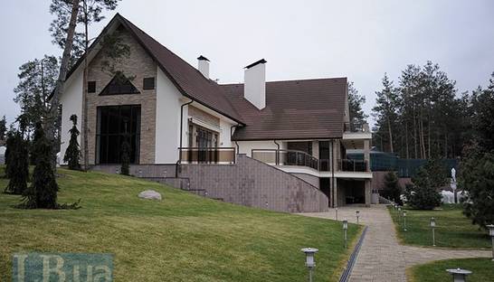 Имение Захарченко: теннисный корт и ангар для вертолетов