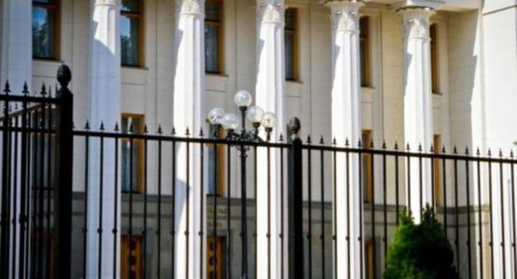 Турчинов дал поручение немедленно демонтировать забор вокруг парламента