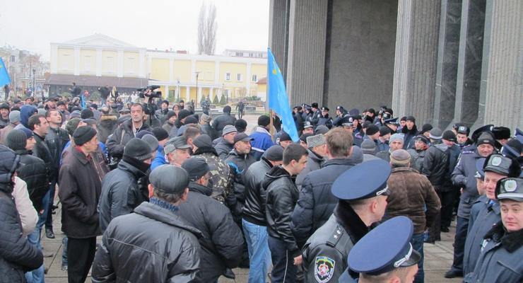 Под парламентом Крыма митингуют противники и сторонники отделения Крыма