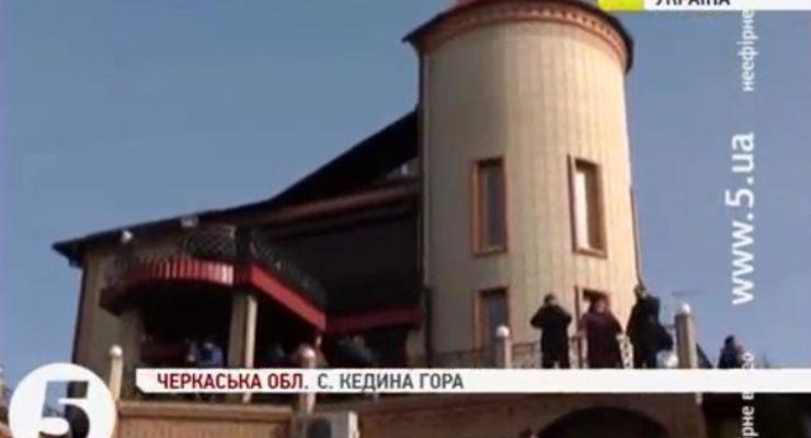 Активисты побывали в имении регионала Олийныка в Черкасской области