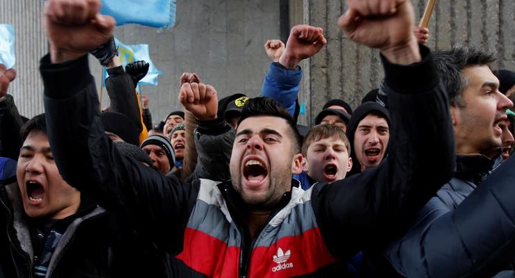Крымские страсти. Фоторепортаж с массовых потасовок в Симферополе