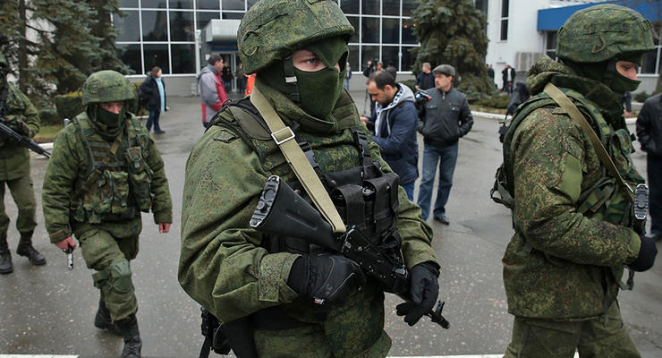 День в фото: военные в аэропорту Симферополя и пресс-конференция Януковича