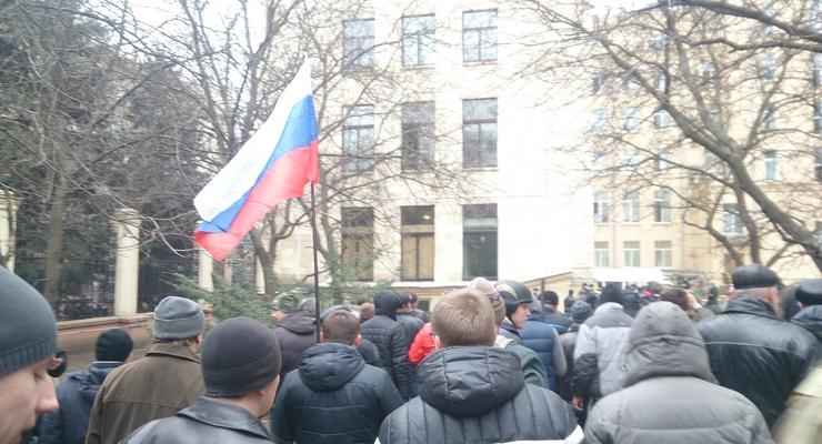 В Харькове пророссийские митингующие ворвались в здание ОГА и начали установку российских флагов