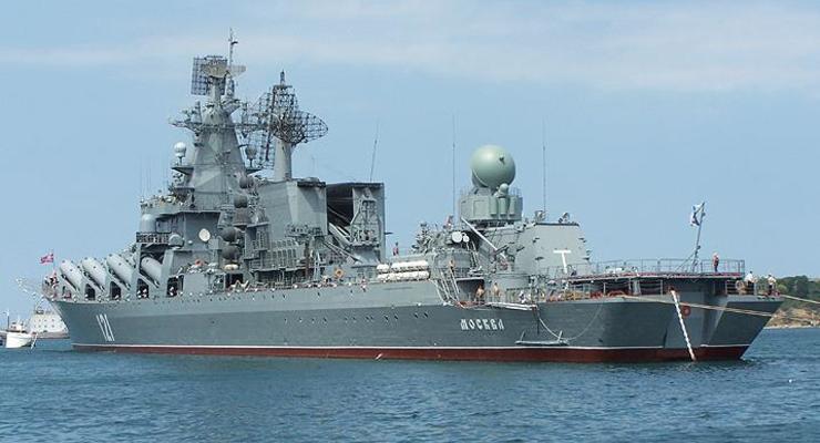 К украинским кораблям, вышедшим по тревоге в Черное море, приближаются три российских ракетных катера и крейсер Москва