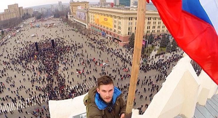 На здании ОГА в Харькове российский флаг установил москвич