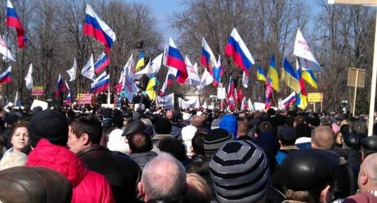 В Луганске возле здания ОГА подняли российский флаг