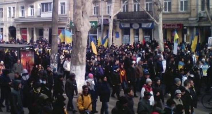 Тысячи одесситов собрались в центре города, протестуя против военного вмешательства России