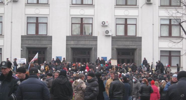 В Луганске пророссийский митинг закончился штурмом здания облсовета