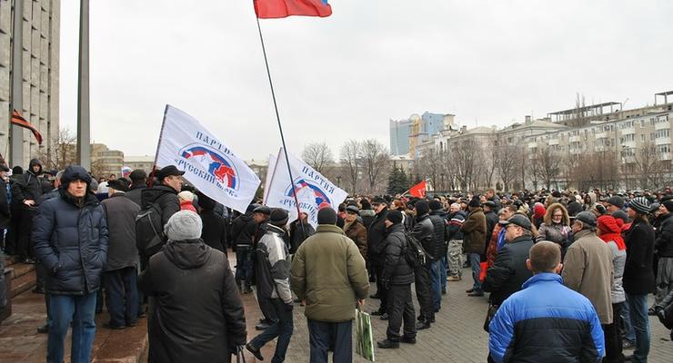 Митинги в Донецке: палаточный городок "за Россию" и избитые журналисты