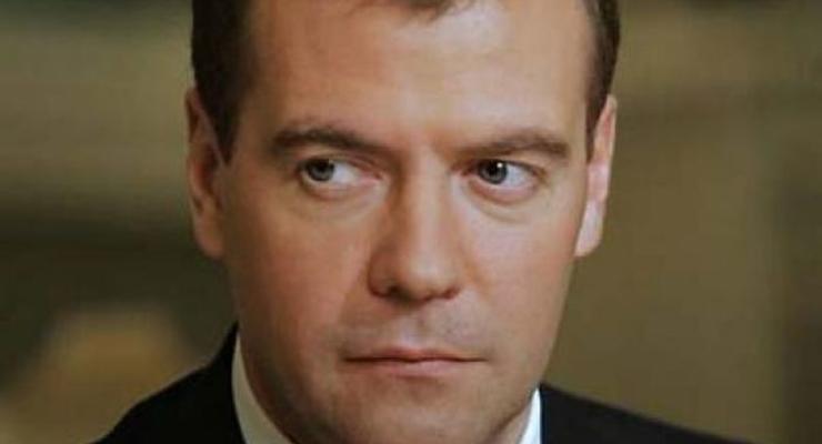 Янукович остается президентом, хотя его авторитет и ничтожен - Медведев