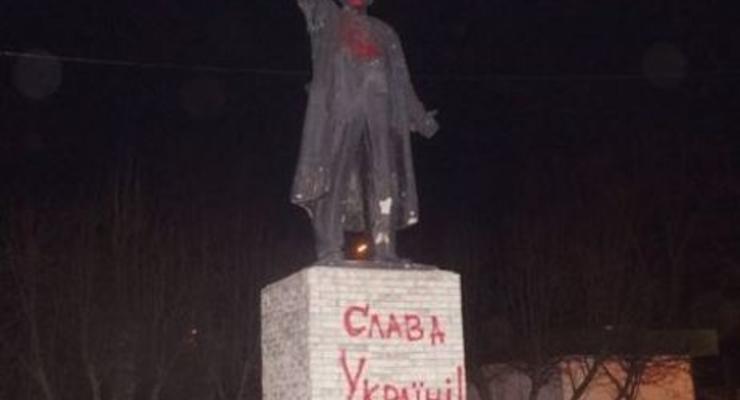 В Красноярске на памятнике Ленину написали Слава Україні
