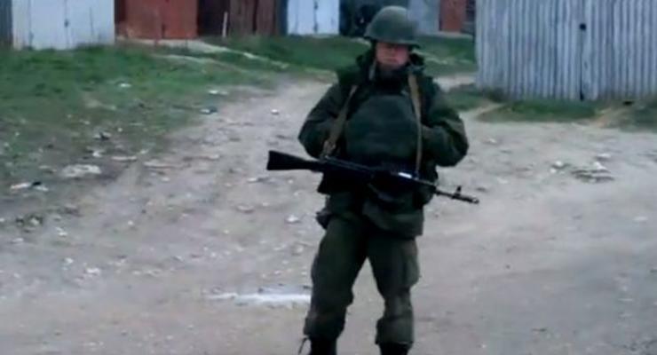 Крымчанин российским солдатам: "Может, еще застрелишь меня?!"