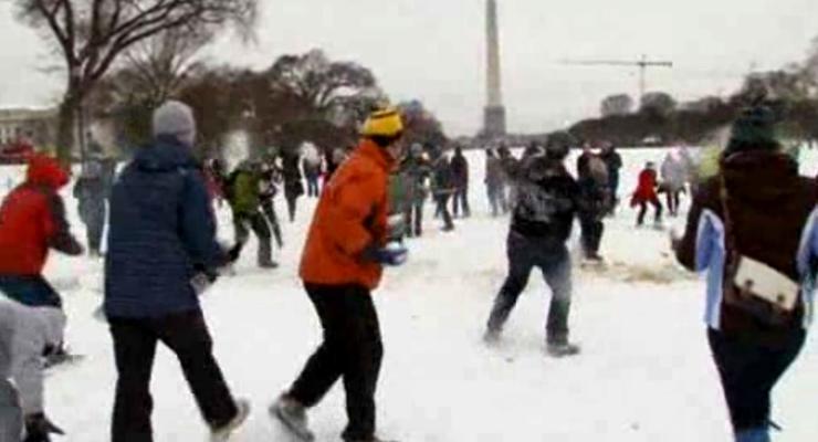 Сотрудники американского правительства устроили перед Капитолием бой снежками
