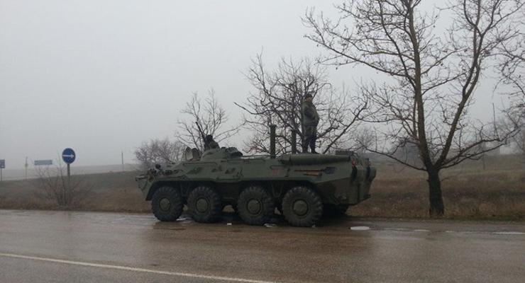 Дороги в Крым перекрыли 18 БТРов, снайперы и пулеметчики