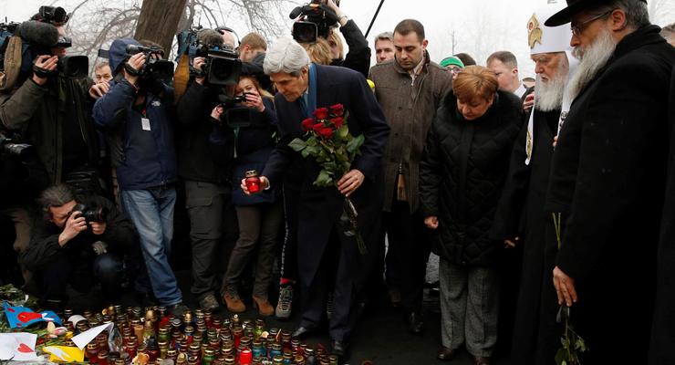 Госсекретарь США почтил память погибших в столкновениях в Киеве