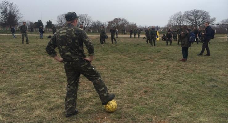 Украинские солдаты сыграли в футбол после стрельбы в Бельбеке
